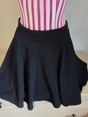 DJT Black Flared Women's Skort skirt size large skater